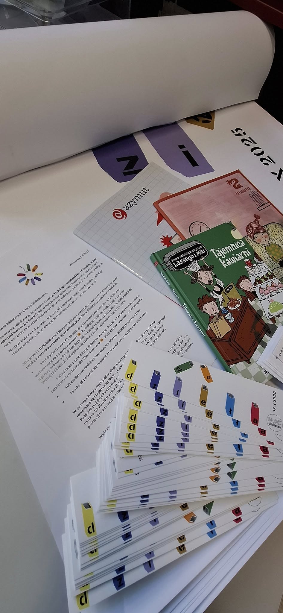 zdjęcie z materiałami promocyjnymi na noc bibliotek